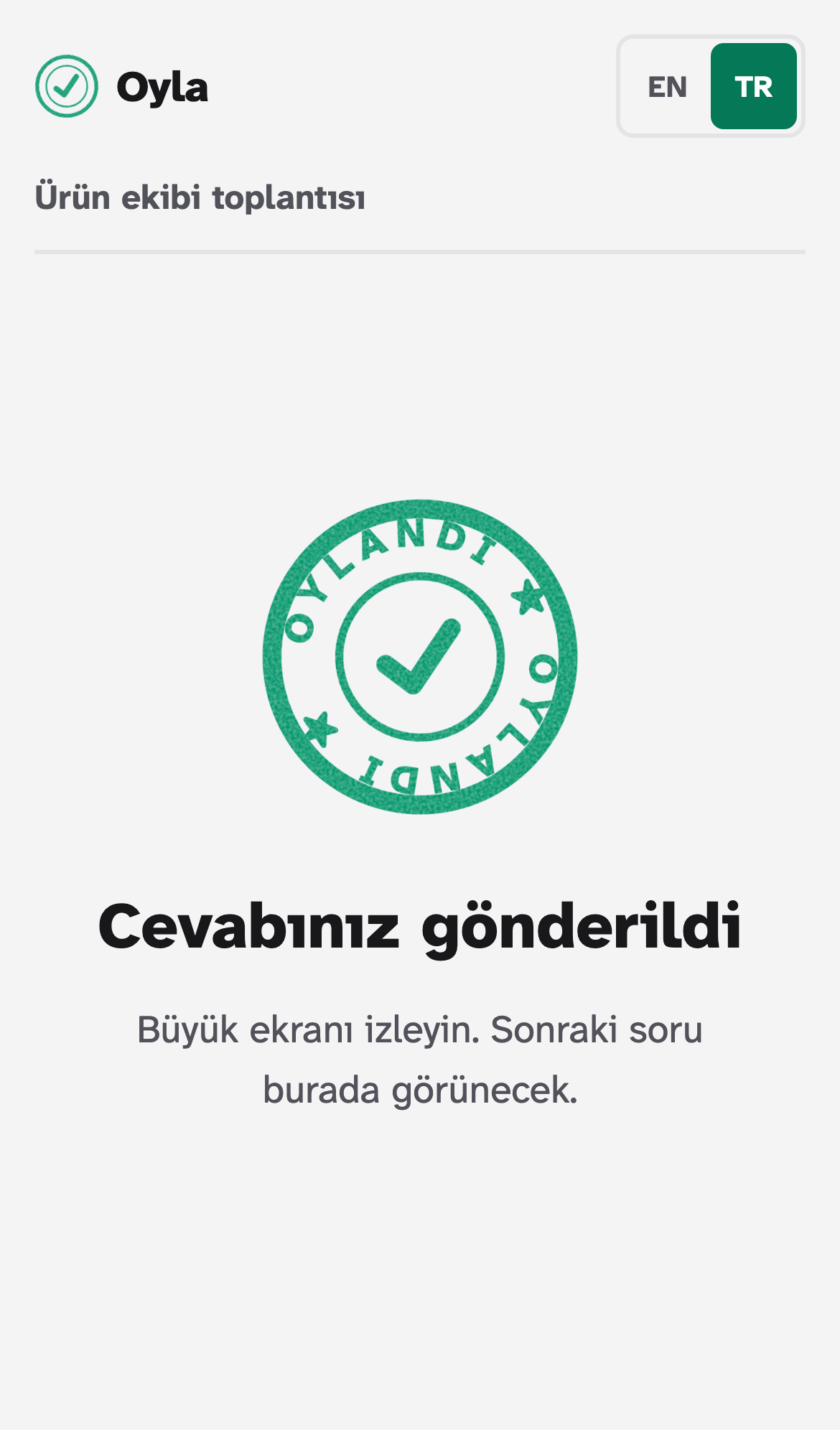 Oylandı damgası ve Cevabınız gönderildi başlığını gösteren bir telefon