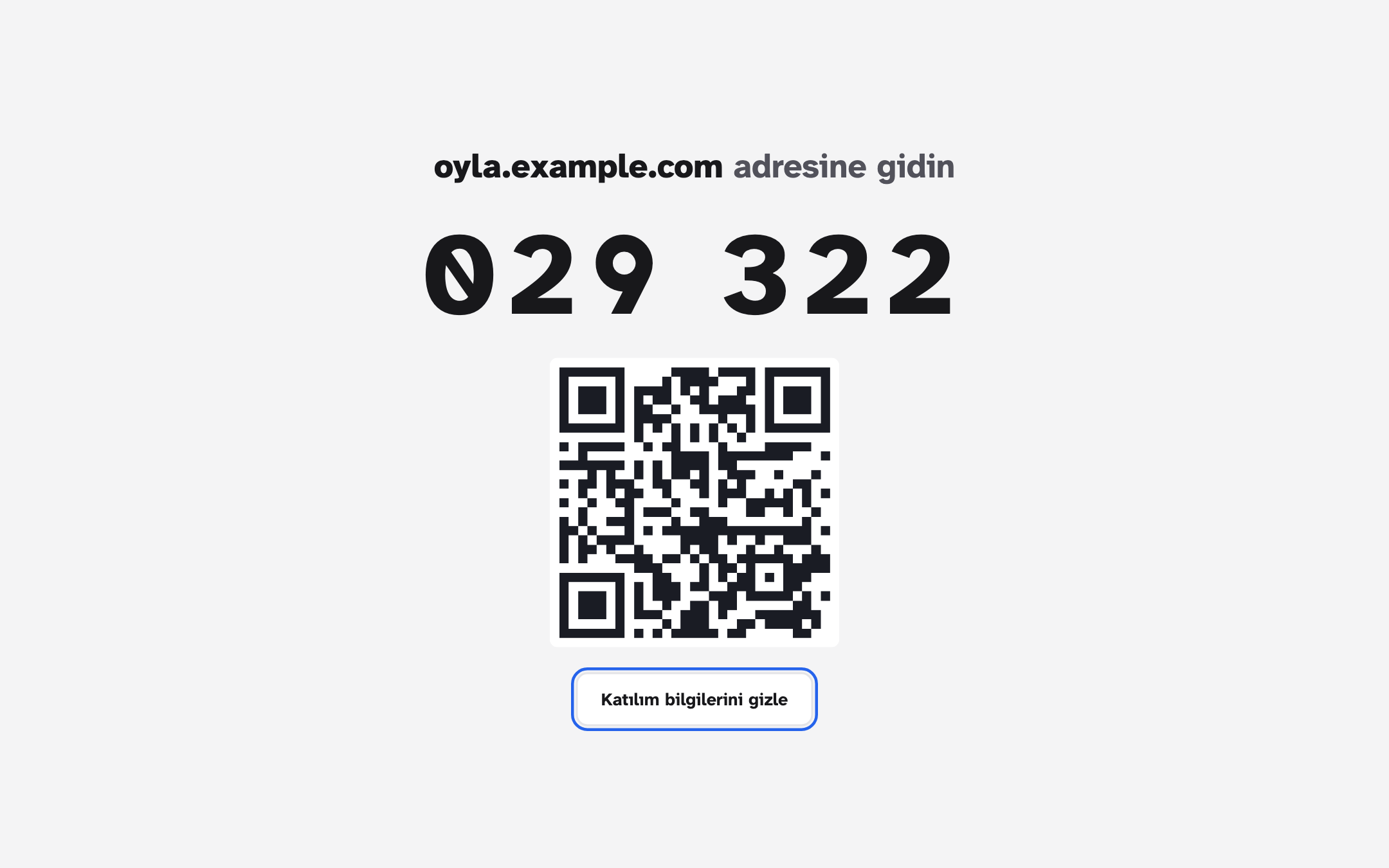 Tam ekran katılım bilgileri: oyla.example.com adresi, çok büyük rakamlarla katılım kodu ve bir QR kod